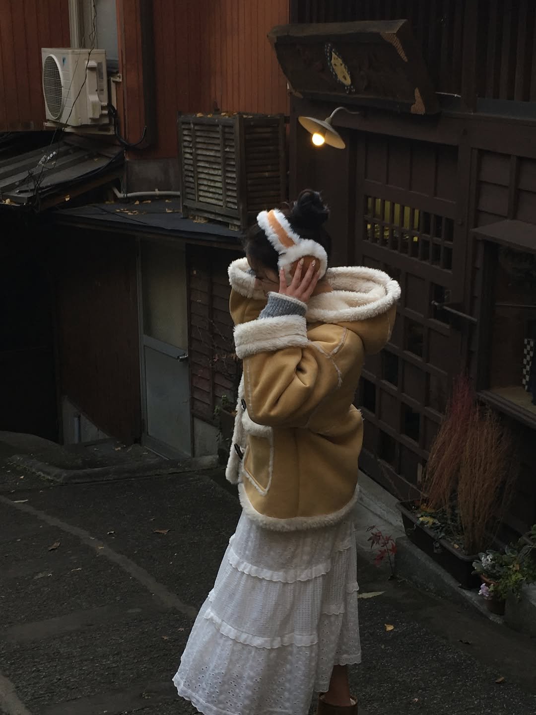 Photo by 여행자 Jay | 제2의 세상 on January 30, 2026. May be an image of duffle coat, overcoat, parka, street and text.