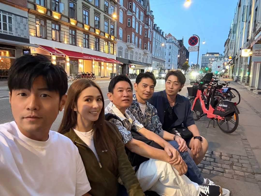 jaychou 게시물 이미지: Day 1 周遊記拍完收工 我們選擇不坐車回家 繼續漫步探索這個城市 這裡天黑的很晚...