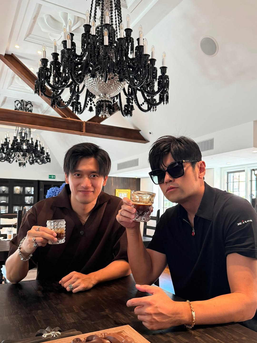 jaychou 게시물 이미지: 雖然我們一個是賽車手 一個是歌手 但我們都也想成為網球選手 😜