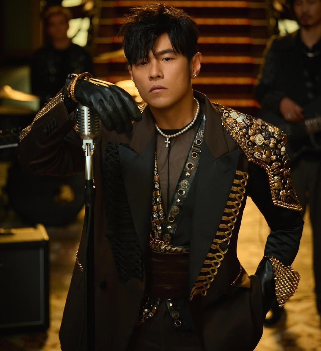 Photo by Jay Chou 周杰倫 on April 24, 2026. May be an image of one or more people, bangs, bolo tie, blazer, top and text.