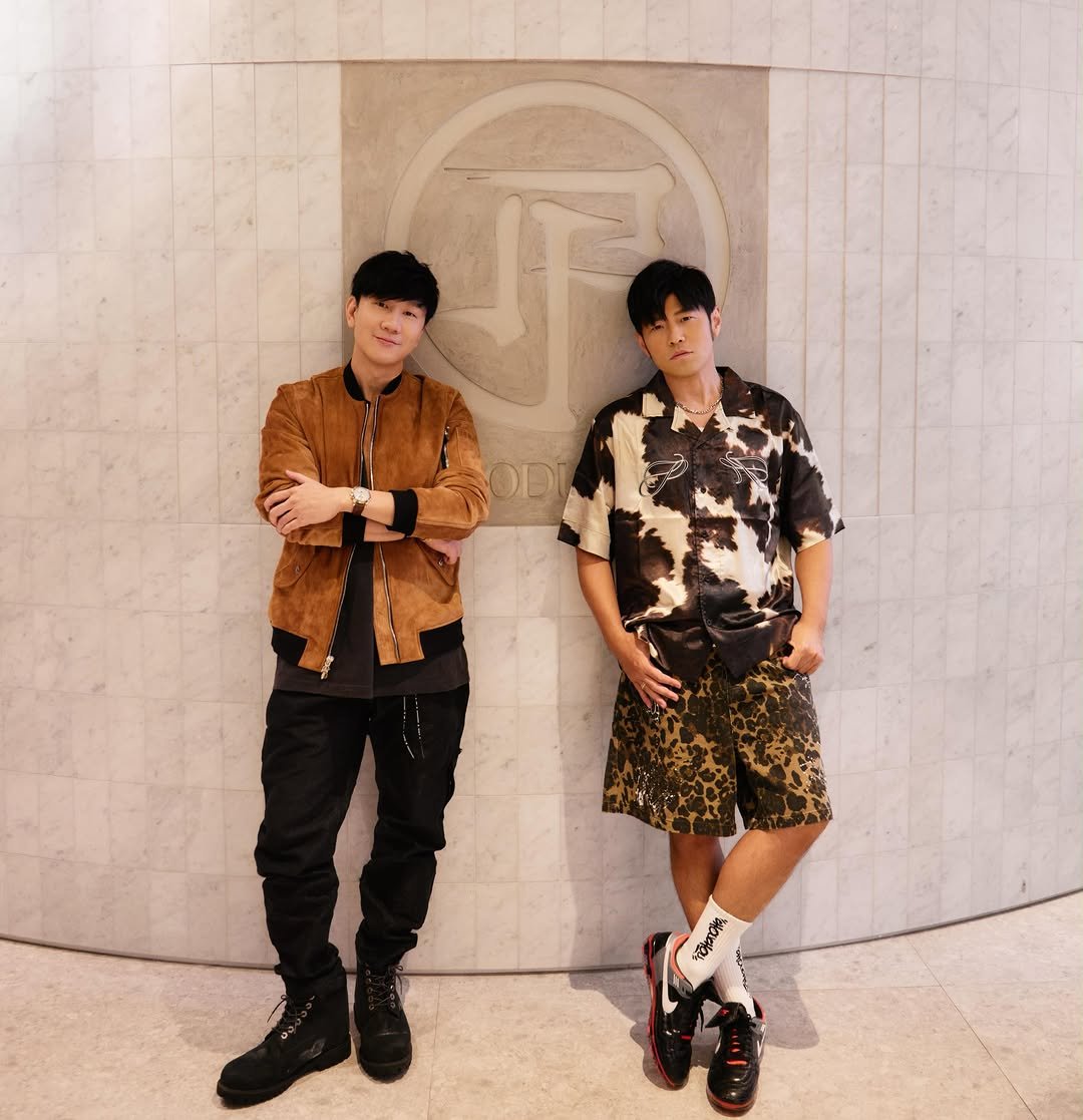 jaychou 게시물 이미지: 大家想聽行走的CD💿 @jjlin cover 我的哪首新歌呢😜 明天中午敬請期待🎶🎵