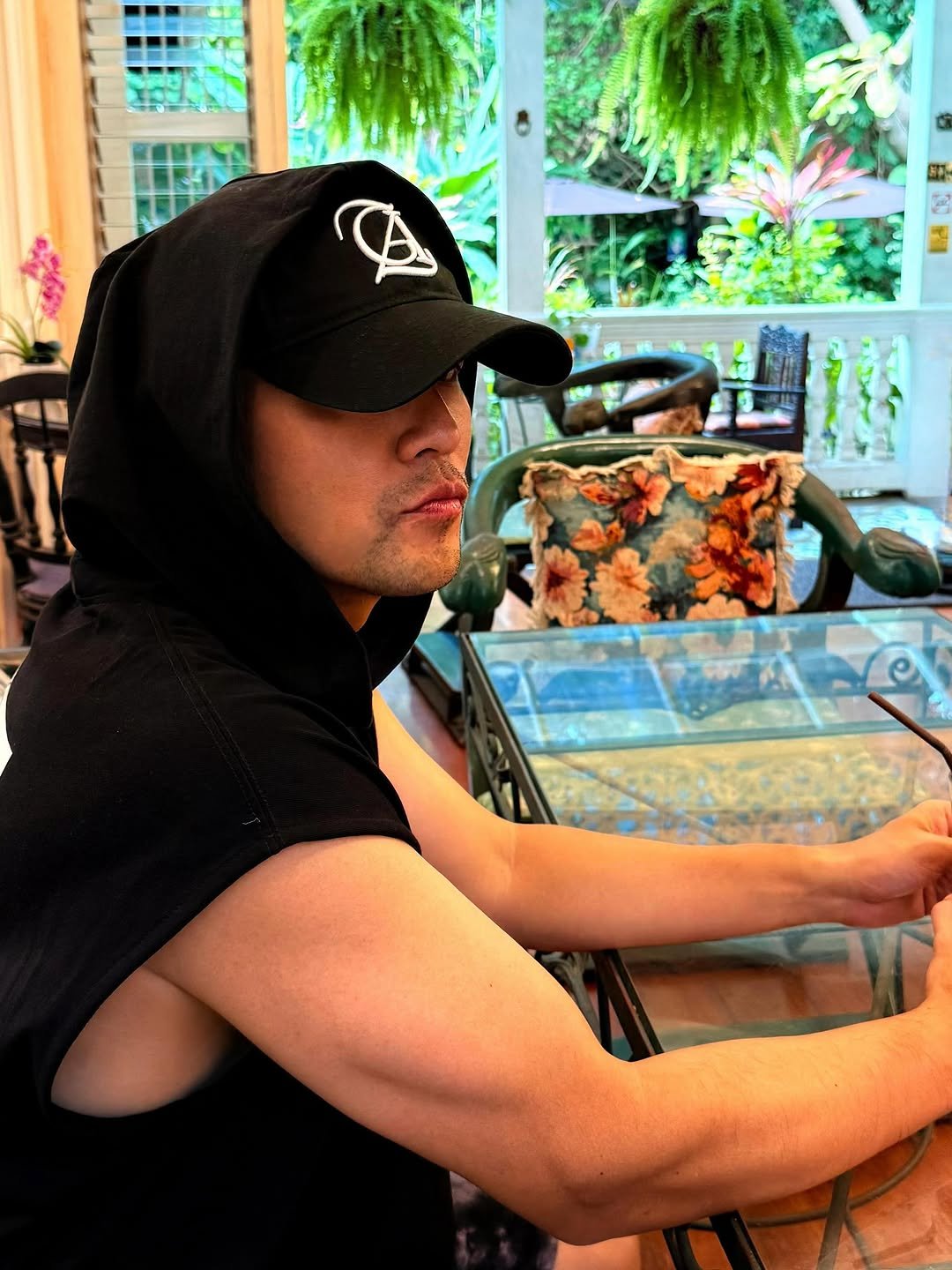 jaychou 게시물 이미지: 穿無袖煩的地方就是 每當有人拍照 我連拿飲料手都會不自覺用力😜💪🏻