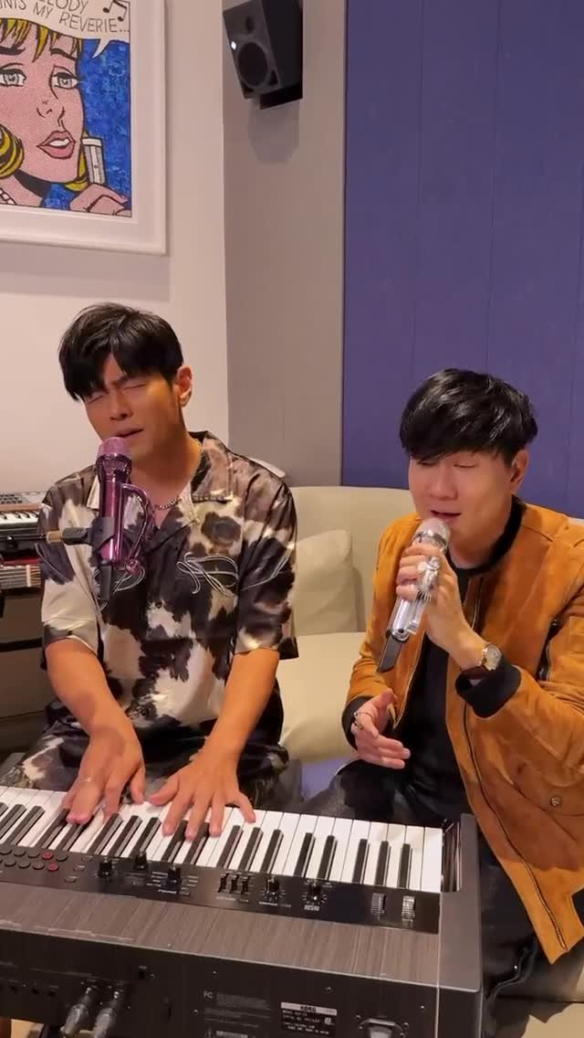 jaychou 게시물 이미지: 超喜歡這種一起玩音樂的調調！
Lovin’ the duet vibes – jamming...