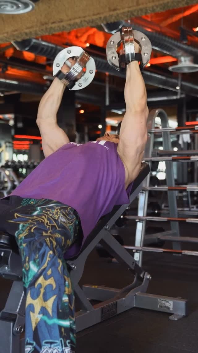 jaycutler 게시물 이미지: Don’t just move the weight. Feel the stretch.