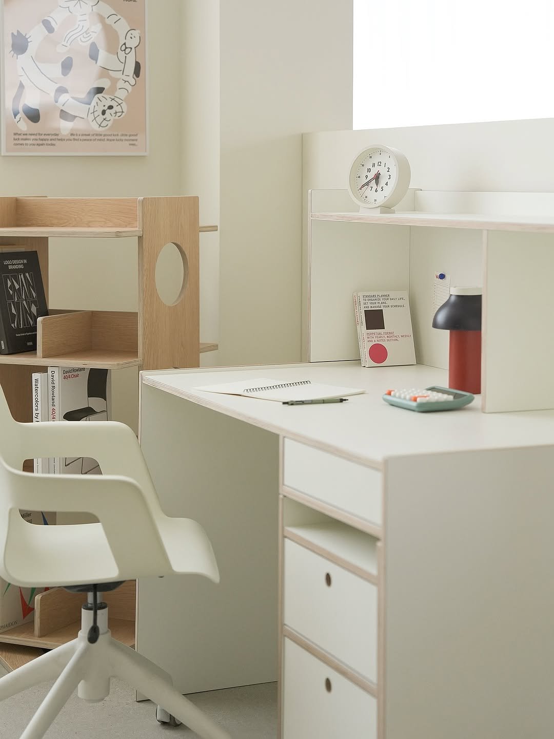 Photo shared by 제이디홈드레싱 | JD홈드레싱 on February 19, 2026 tagging @jdhomedressing. May be an image of bureau, desk, bunk bed, rack, indoors, office and text.