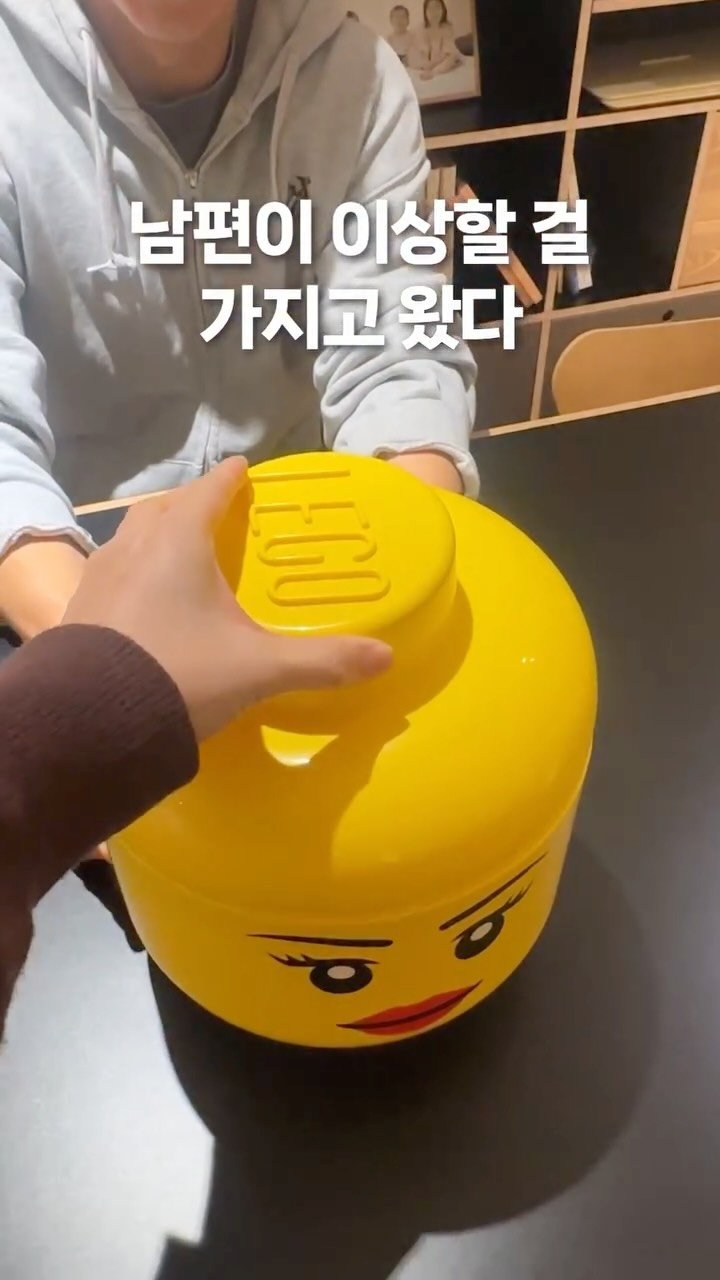 jdhomedressing 게시물 이미지: 남편이 몰래 가져온것은?🫢

퇴근한 남편이 수상하더라니..
이럴려고 그랬어?