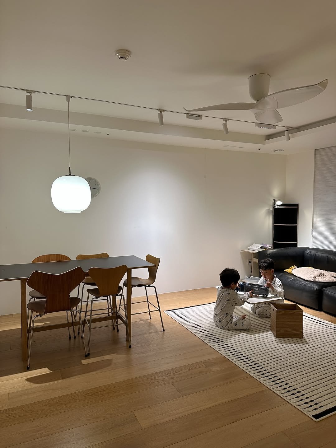 Photo by JDhomedressing | 제이디홈드레싱 on April 17, 2026. May be an image of lighting, dining table, indoors and text.