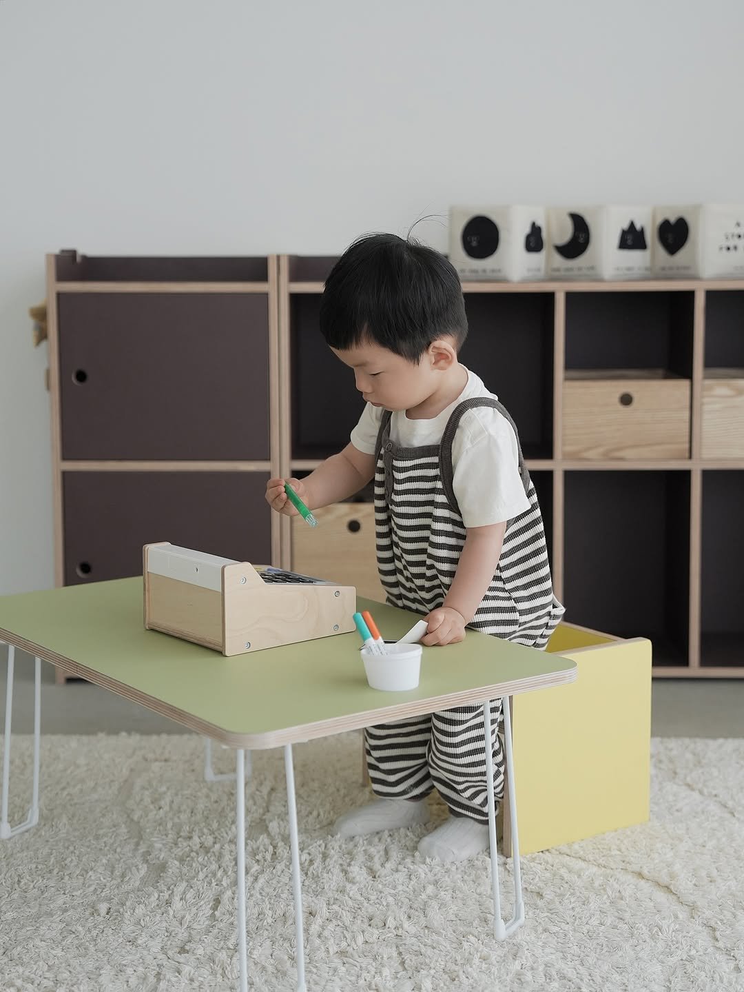 Photo by 제이디홈드레싱 | JD홈드레싱 on April 23, 2026. May be an image of table, step stool, rack, desk and text.