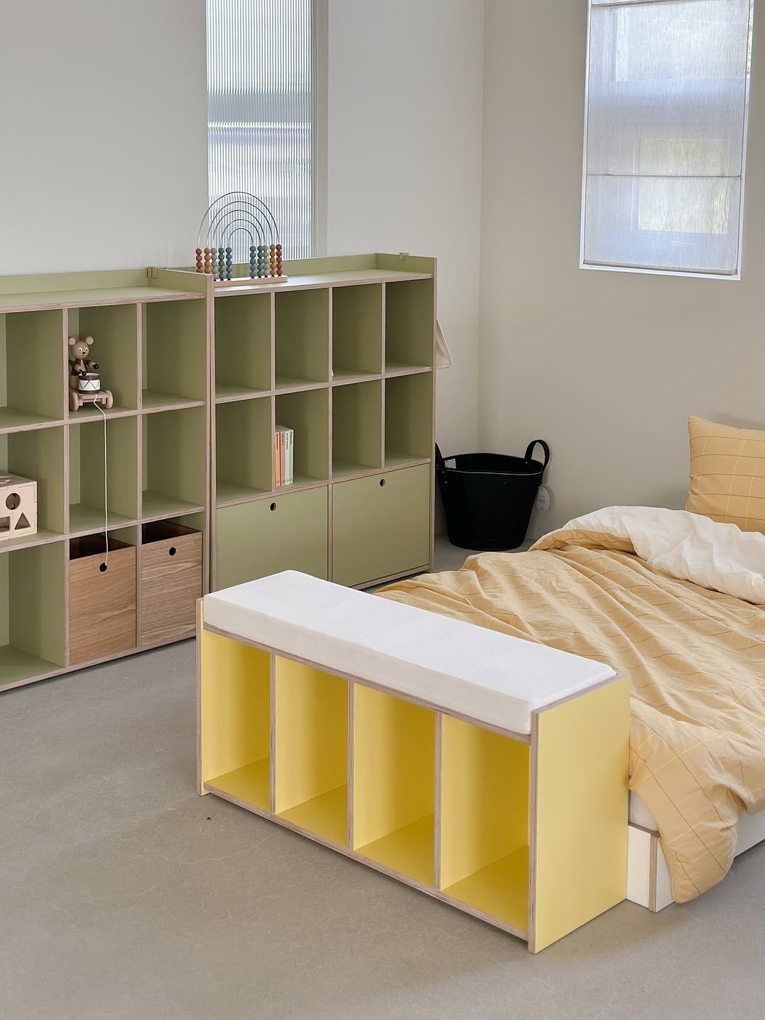 Photo by 제이디홈드레싱 | JD홈드레싱 on September 16, 2025. May be an image of rack, bunk bed, indoors and text.