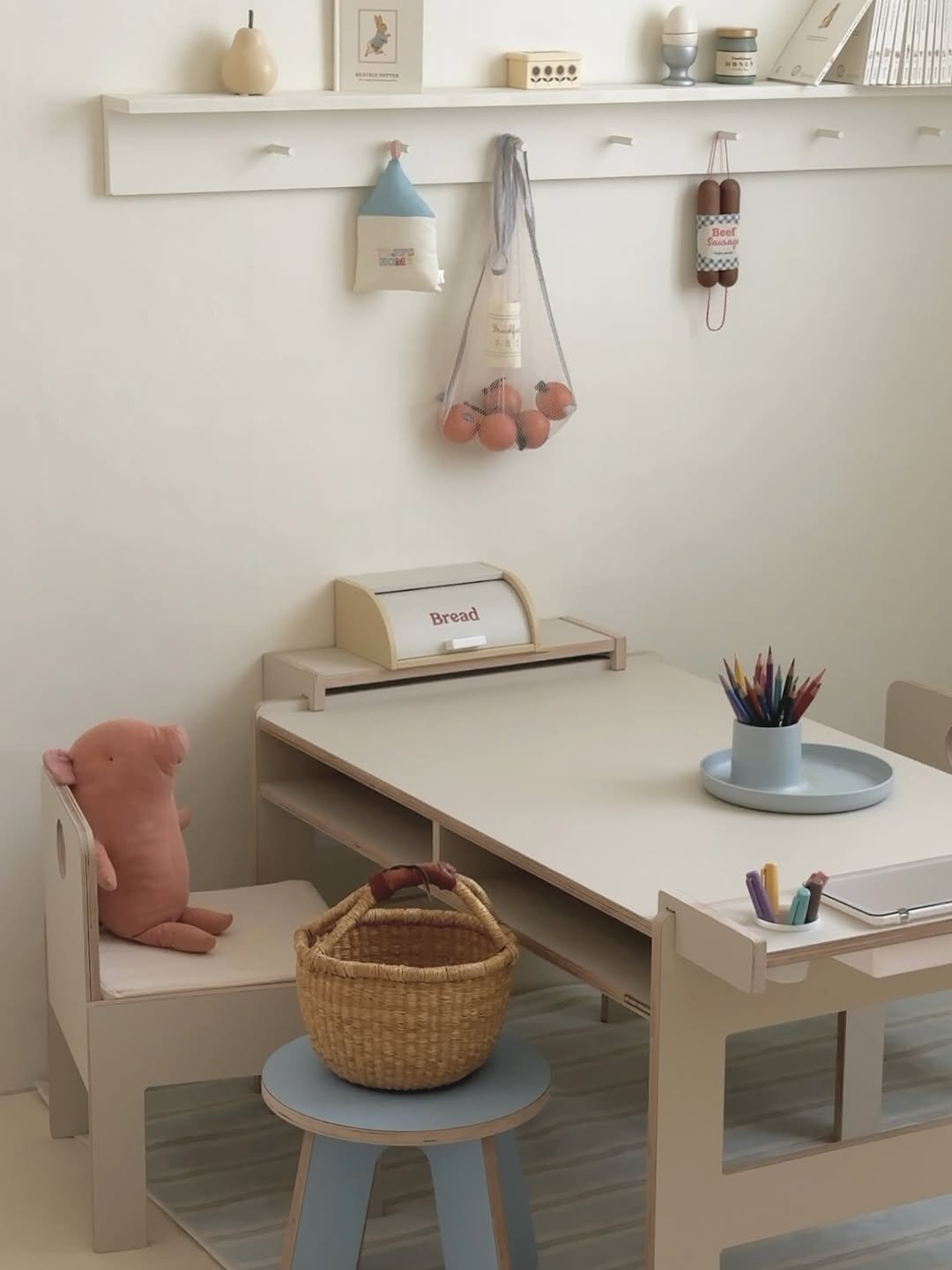 Photo by 제이디홈드레싱 | JD홈드레싱 on February 05, 2026. May be an image of childrens toy, dollhouse, bureau, desk, rack, shelf and text.