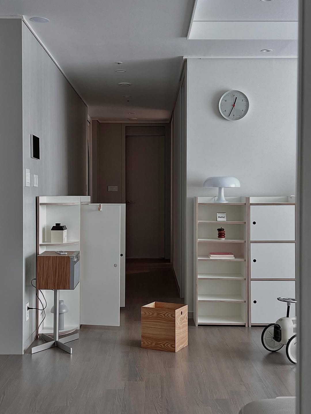 Photo by 제이디홈드레싱 | JD홈드레싱 on June 18, 2025. May be an image of furniture, indoors, bedroom and text.