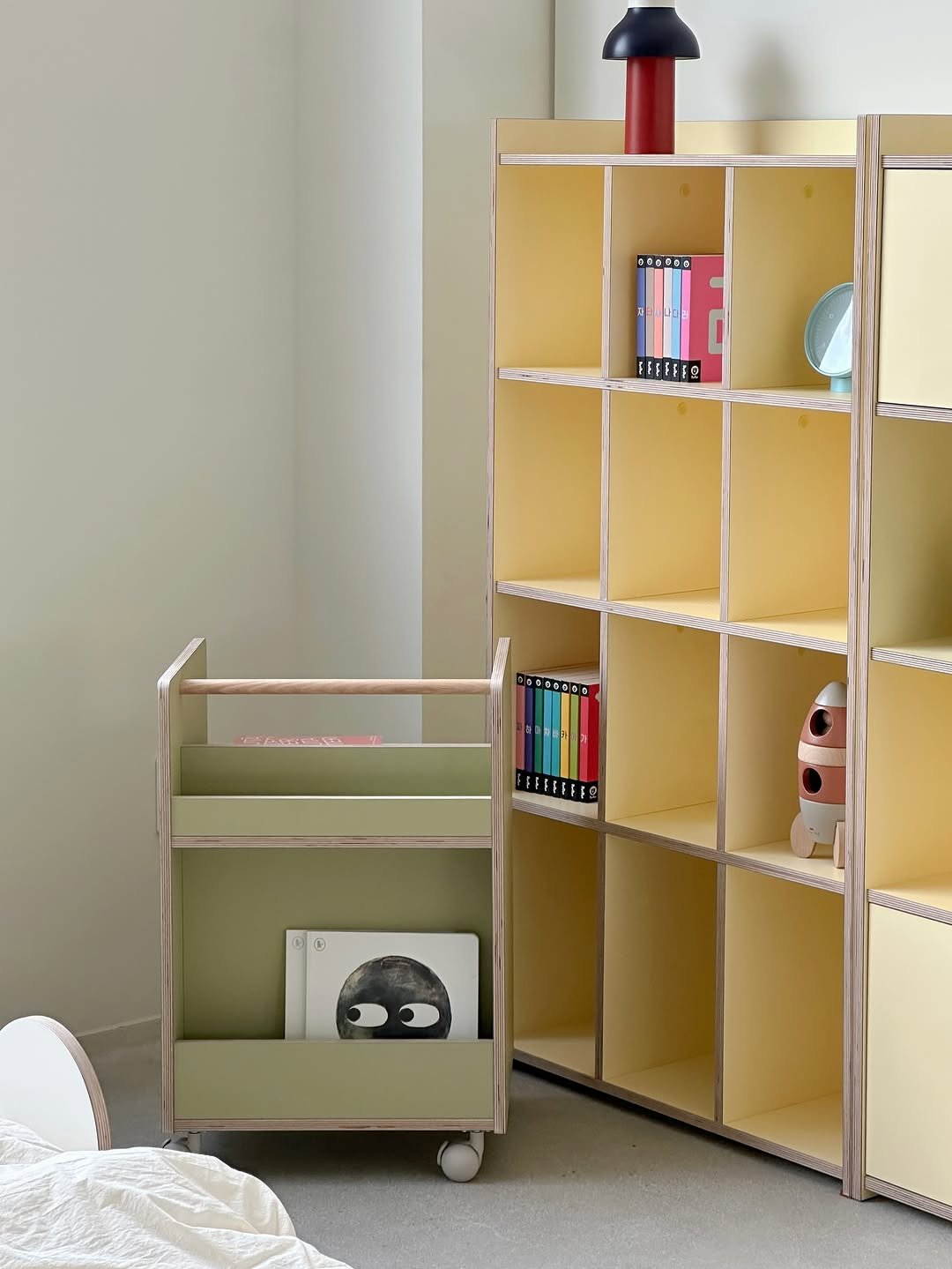 Photo by 제이디홈드레싱 | JD홈드레싱 on August 11, 2025. May be an image of shelf, bunk bed, rack, armoire and text.