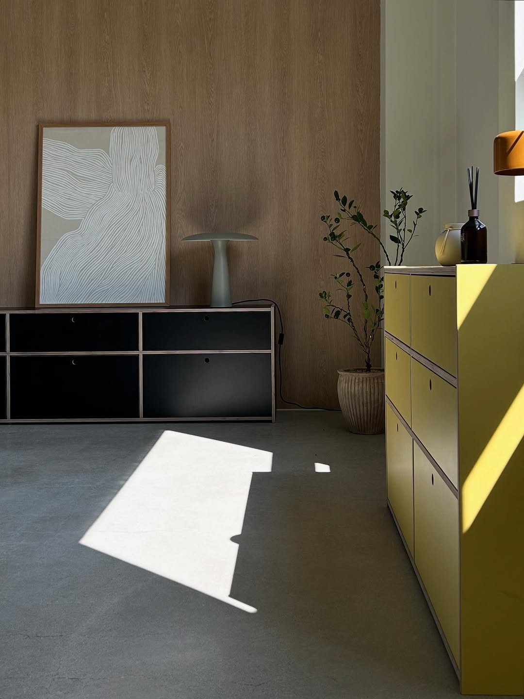 Photo by 제이디홈드레싱 | JD홈드레싱 on September 11, 2025. May be an image of credenza, indoors, sliding door and text.