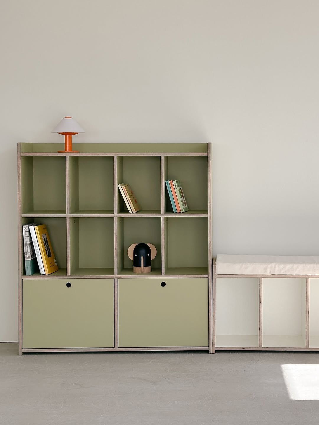 Photo by 제이디홈드레싱 | JD홈드레싱 on August 07, 2025. May be an image of credenza, shelf, rack, pegboard and text.