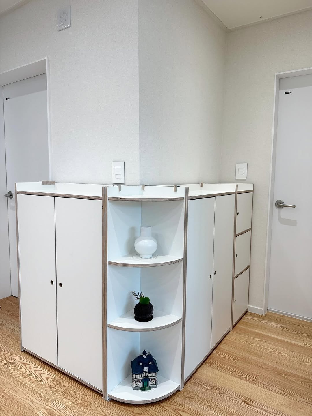 Photo by 제이디홈드레싱 | JD홈드레싱 on September 15, 2025. May be an image of armoire, cabinet, rack, indoors and text.