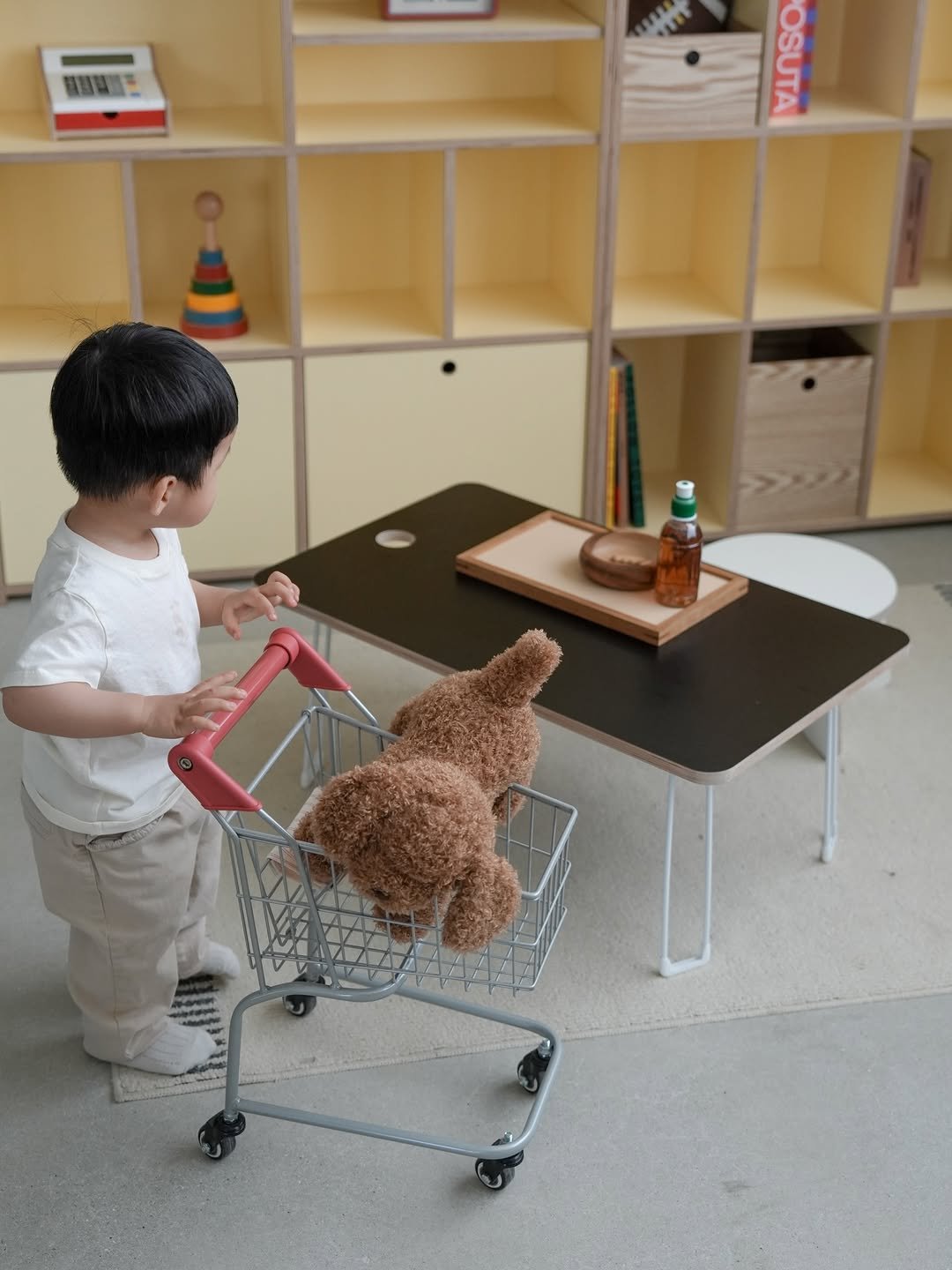 Photo by 제이디홈드레싱 | JD홈드레싱 on April 27, 2026. May be an image of child, toy, desk, step stool, rack and text.