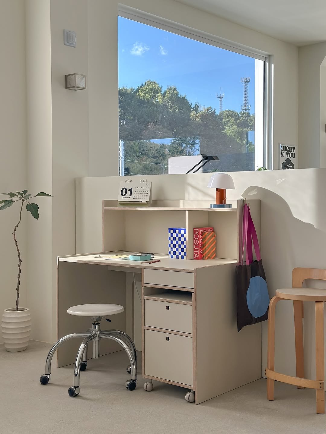 Photo by 제이디홈드레싱 | JD홈드레싱 on October 27, 2025. May be an image of desk, sliding door, indoors, office and text.