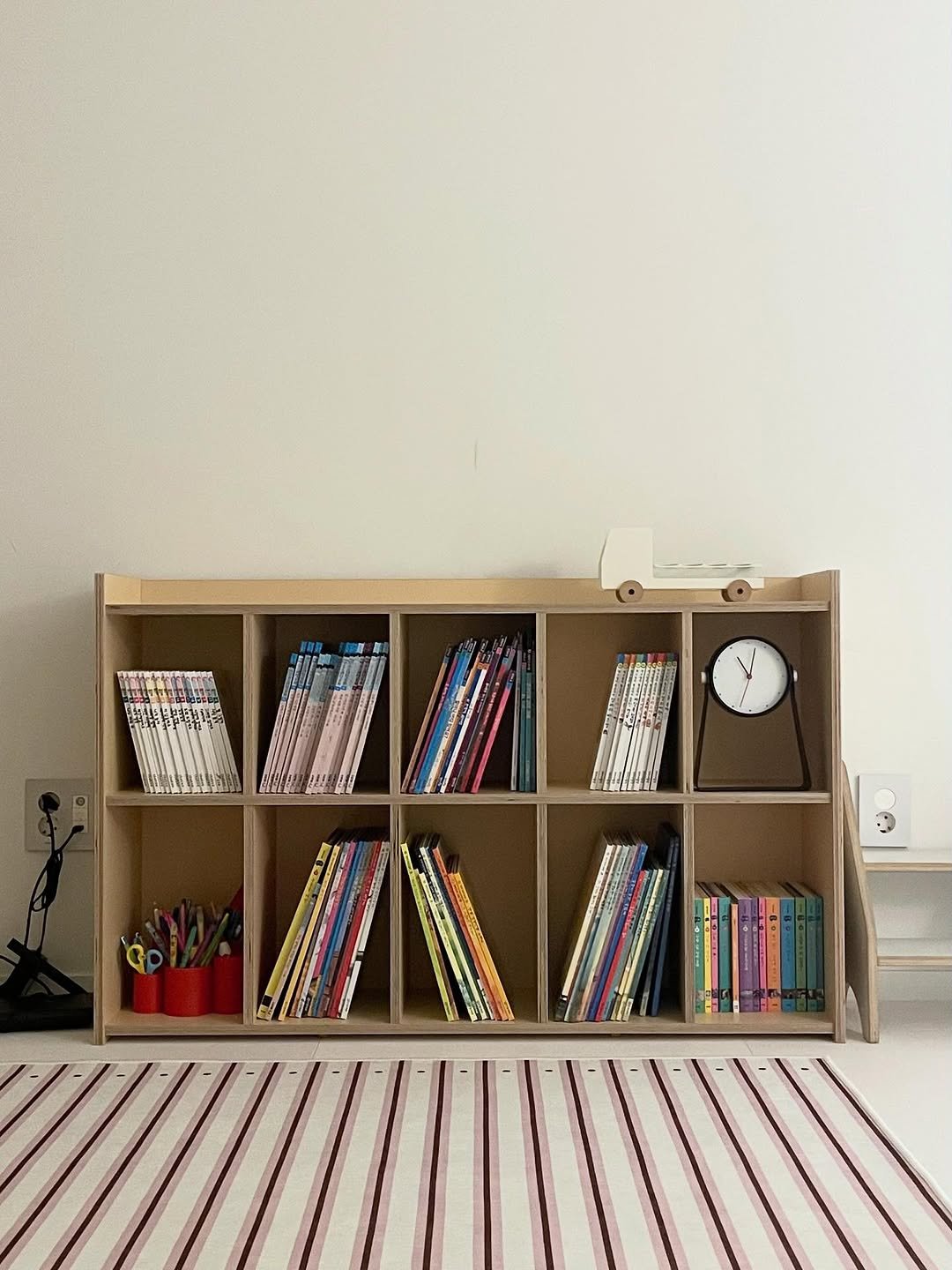 Photo by 제이디홈드레싱 | JD홈드레싱 on September 14, 2025. May be an image of childrens toy, rack, carpet, indoors and text.