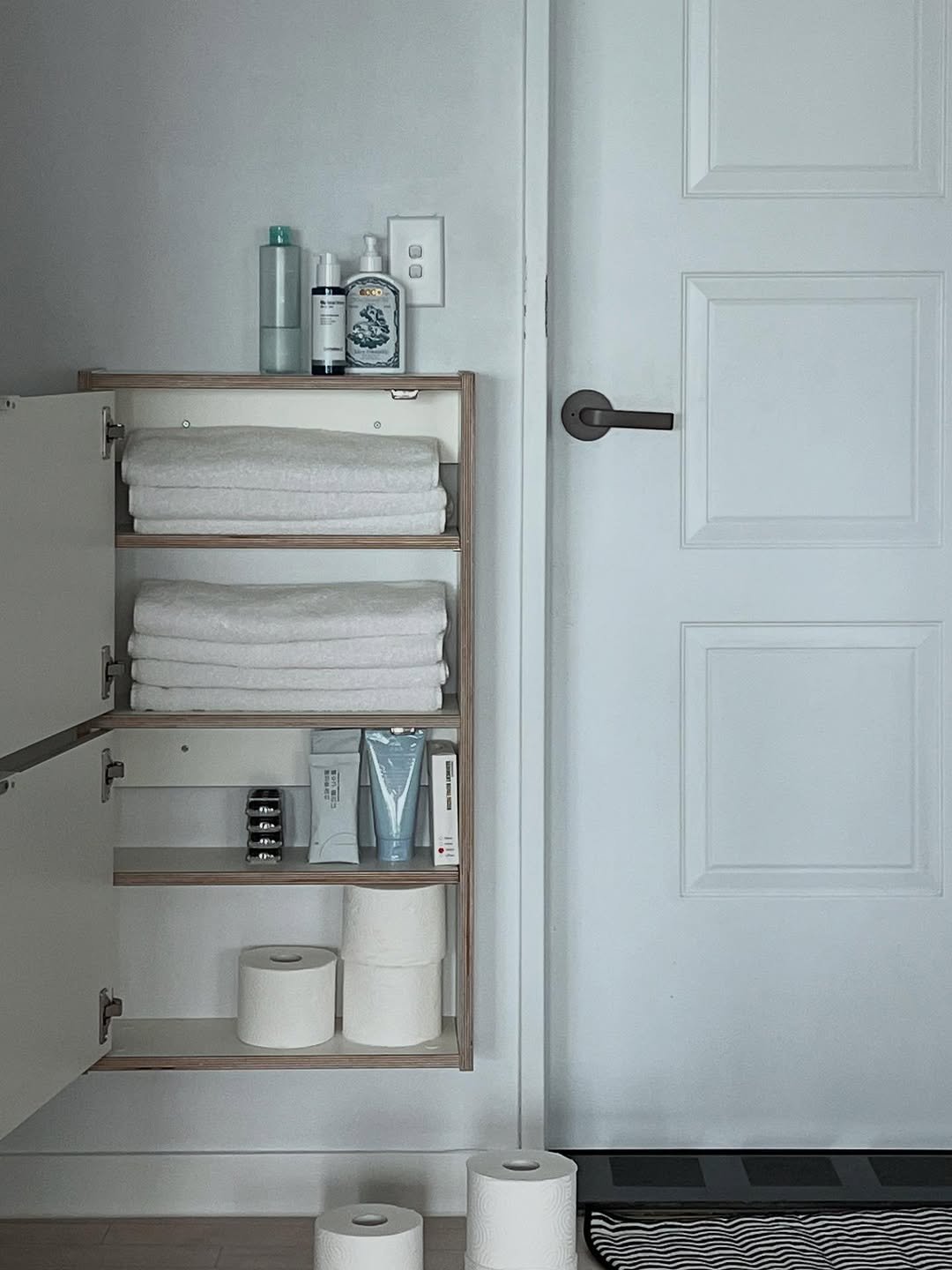 Photo by 제이디홈드레싱 | JD홈드레싱 on June 19, 2025. May be an image of sink, towel, towel rack, shelf, bathmat, indoors and text.