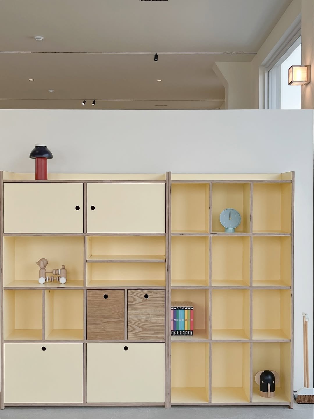 Photo by 제이디홈드레싱 | JD홈드레싱 on September 25, 2025. May be an image of credenza, shelf, indoors and text.