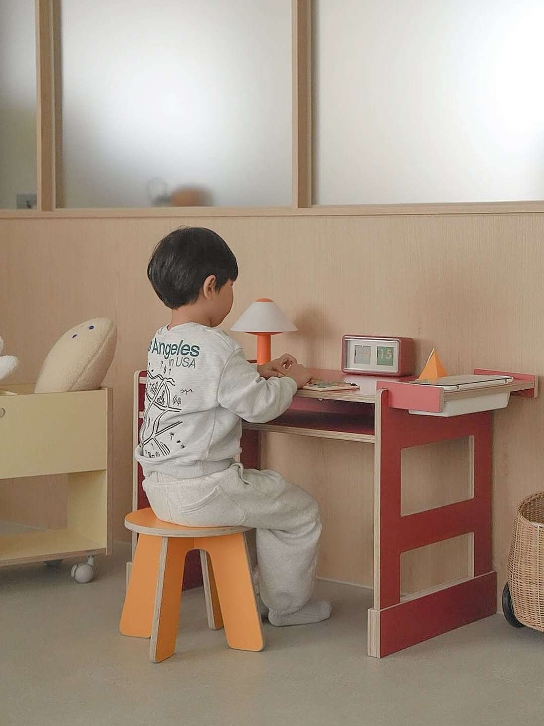 Photo by 제이디홈드레싱 | JD홈드레싱 on February 01, 2026. May be an image of child, childrens toy, dollhouse, step stool, desk and text that says 'Angeles RUSA ጋጎሳ'.