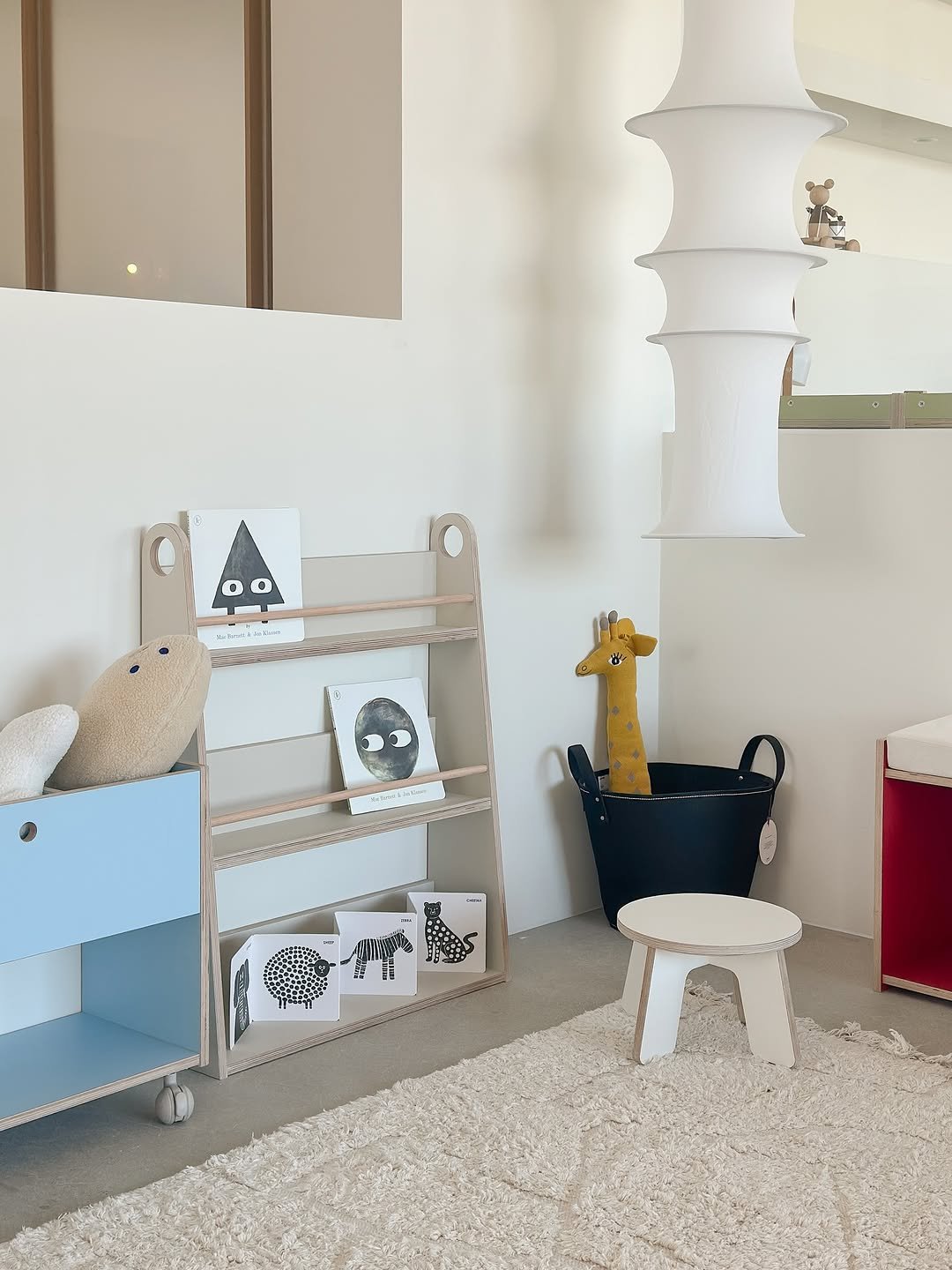 Photo by 제이디홈드레싱 | JD홈드레싱 on November 10, 2025. May be an image of childrens toy, rack, shelf, bunk bed, indoors and text.