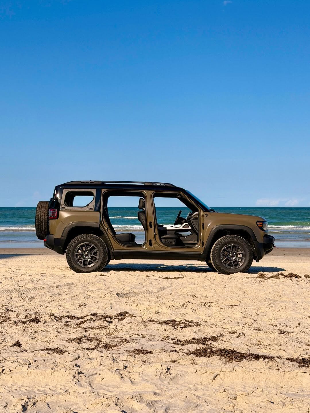 jeep 게시물 이미지: Sun on the hood. Sand in the treads. Nothing...