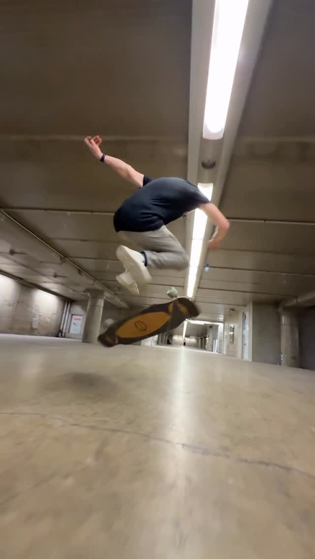 jeff__corsi 게시물 이미지: 🏄‍♂️ First sesh of the year : parking garage,...