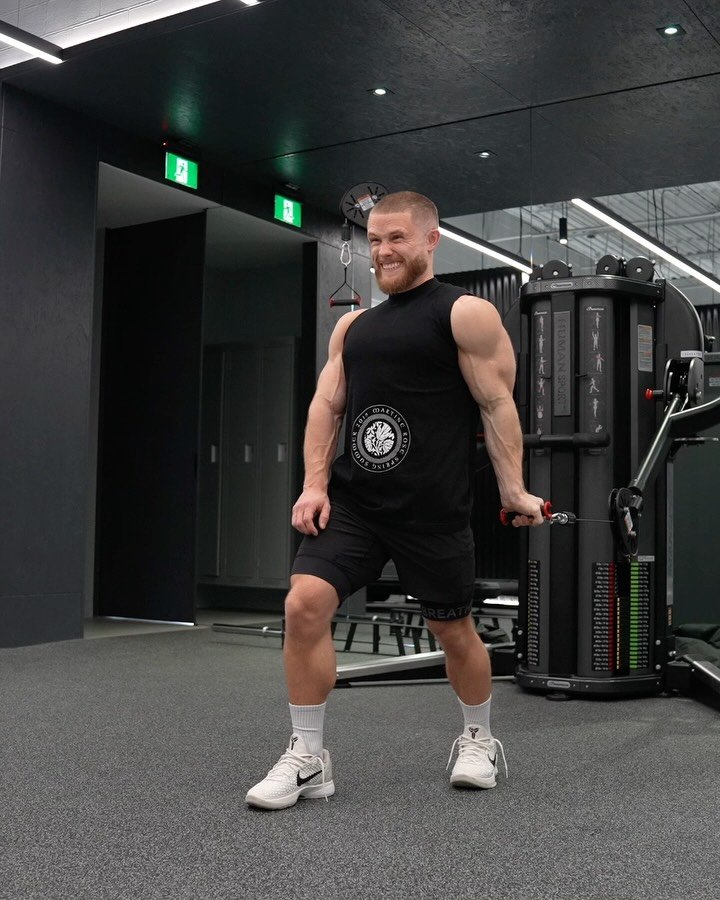 jeffnippard 게시물 이미지: Arm and delt day! Just showing the last few...