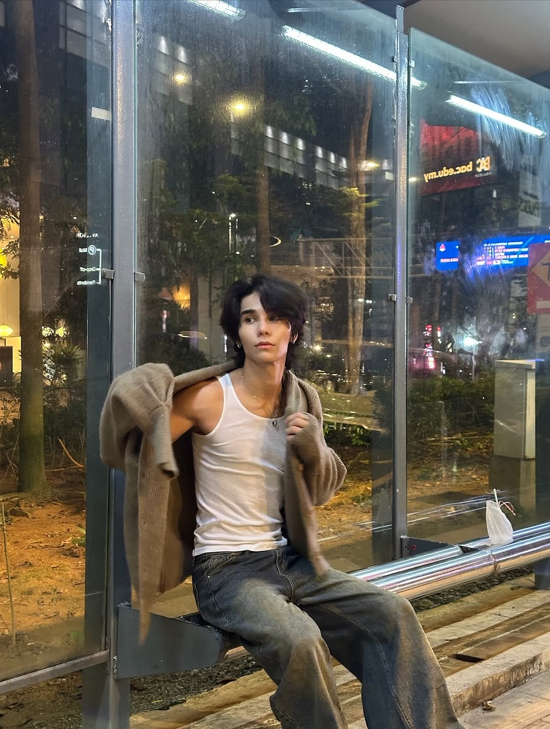 Photo by 𝗝 𝗘 𝗙 𝗙   𝗦 𝗔 𝗧 𝗨 𝗥 (罗杰夫) on November 18, 2025. May be an image of smoking, overcoat, duffle coat, cigarette, bath robe and text.