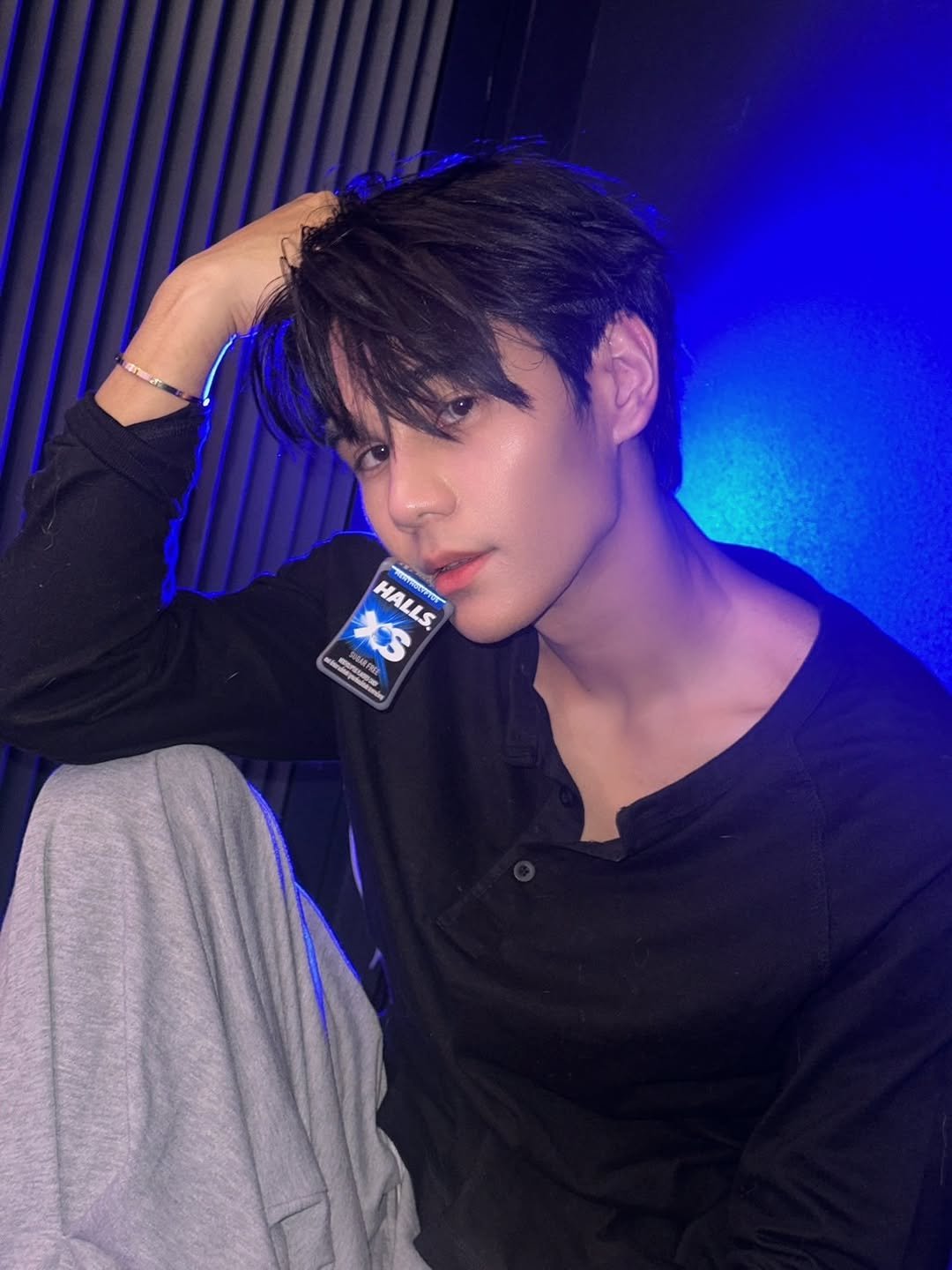 Photo by 𝗝 𝗘 𝗙 𝗙   𝗦 𝗔 𝗧 𝗨 𝗥 (罗杰夫) on March 23, 2026. May be an image of one or more people, hair, top and text.