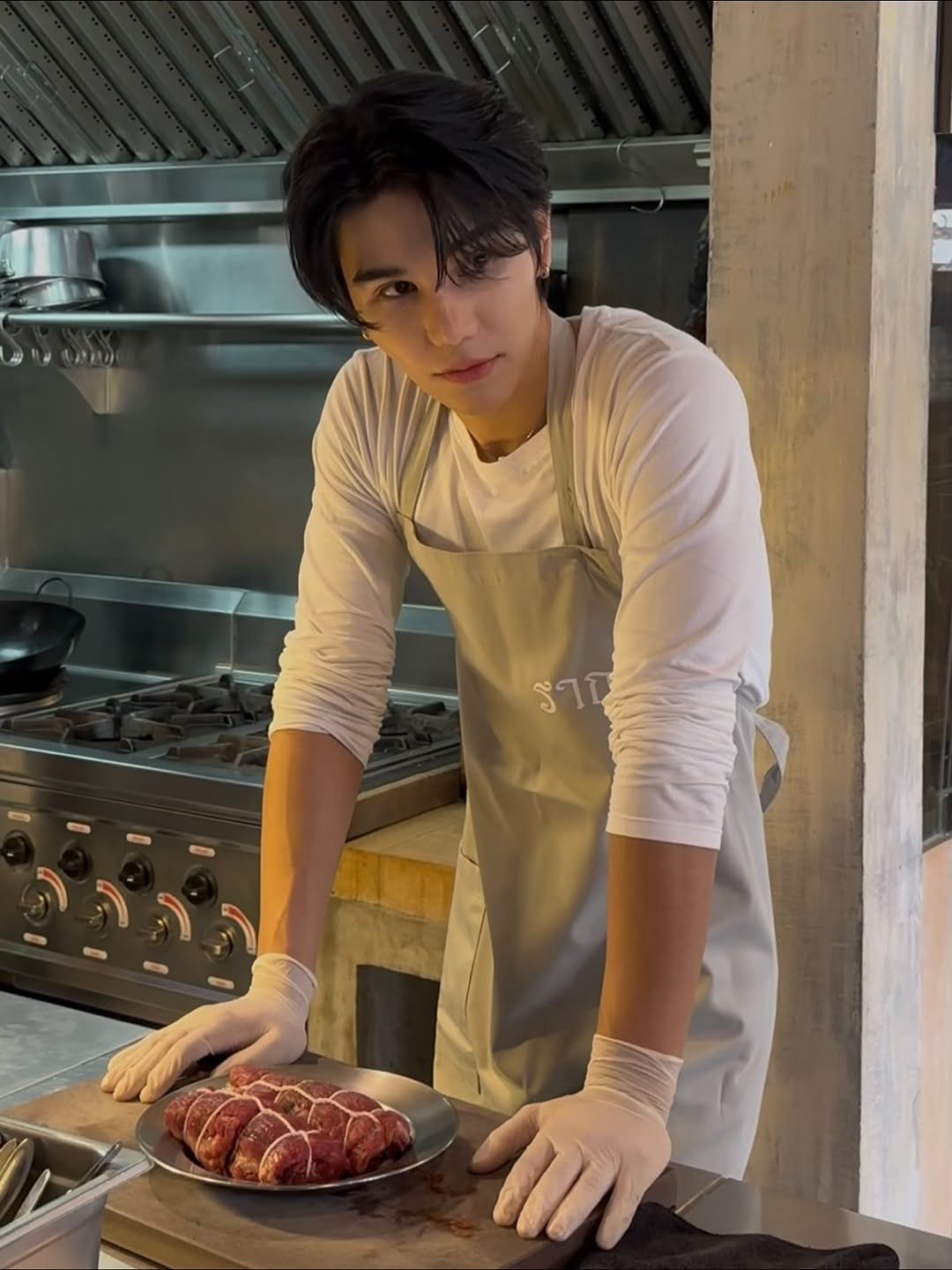 Photo by 𝗝 𝗘 𝗙 𝗙   𝗦 𝗔 𝗧 𝗨 𝗥 (罗杰夫) on November 06, 2025. May be an image of apron and text.