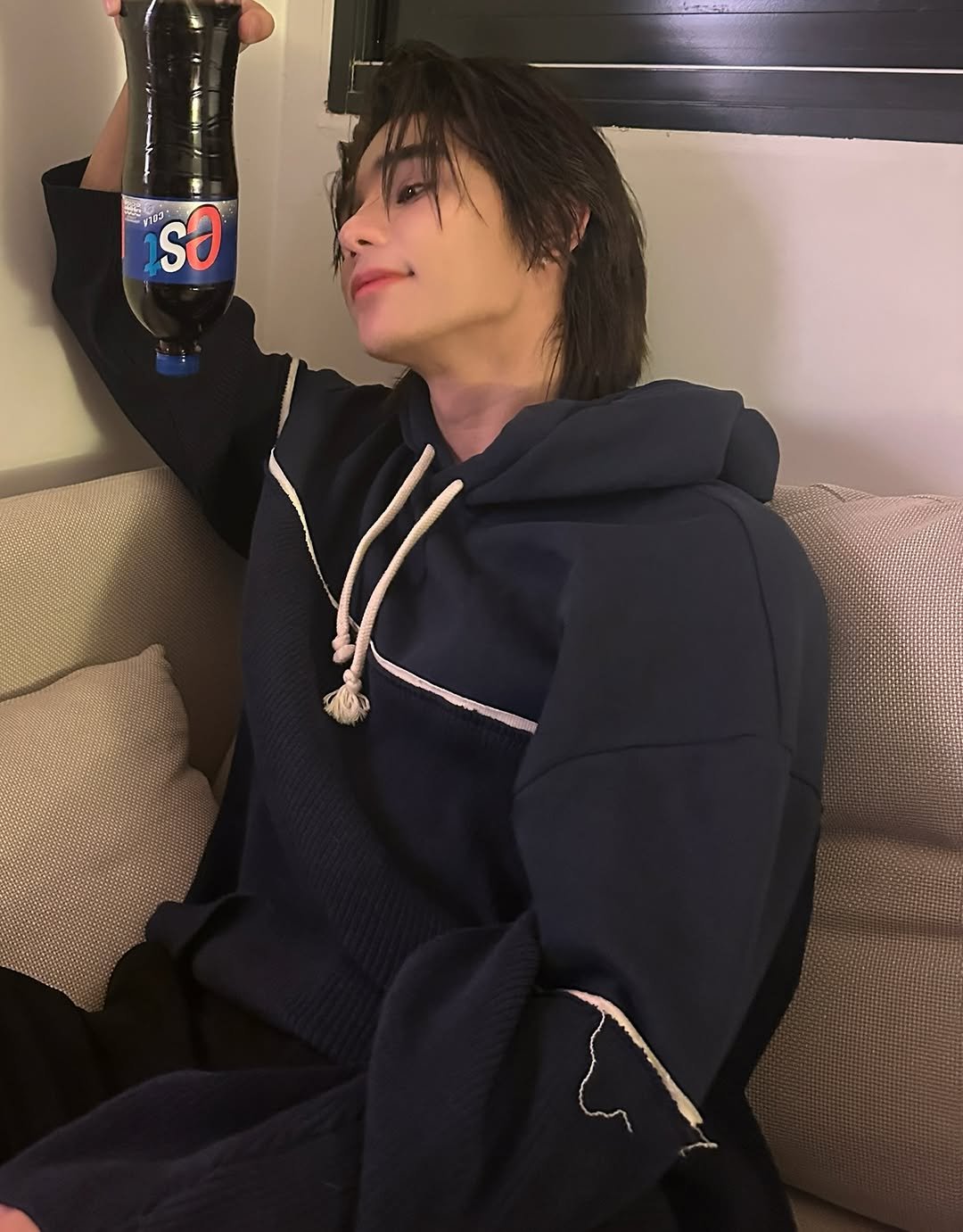 Photo shared by 𝗝 𝗘 𝗙 𝗙   𝗦 𝗔 𝗧 𝗨 𝗥 (罗杰夫) on December 15, 2025 tagging @estcola_th. May be an image of beer, sweatpants, bottle, bath robe, top and text.