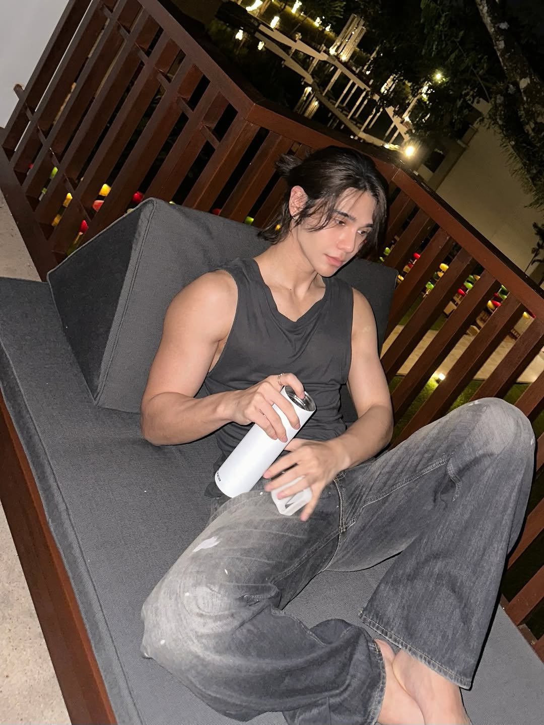 Photo by 𝗝 𝗘 𝗙 𝗙   𝗦 𝗔 𝗧 𝗨 𝗥 (罗杰夫) on December 13, 2025. May be an image of one or more people, biceps, sweatpants, cigarette and text.