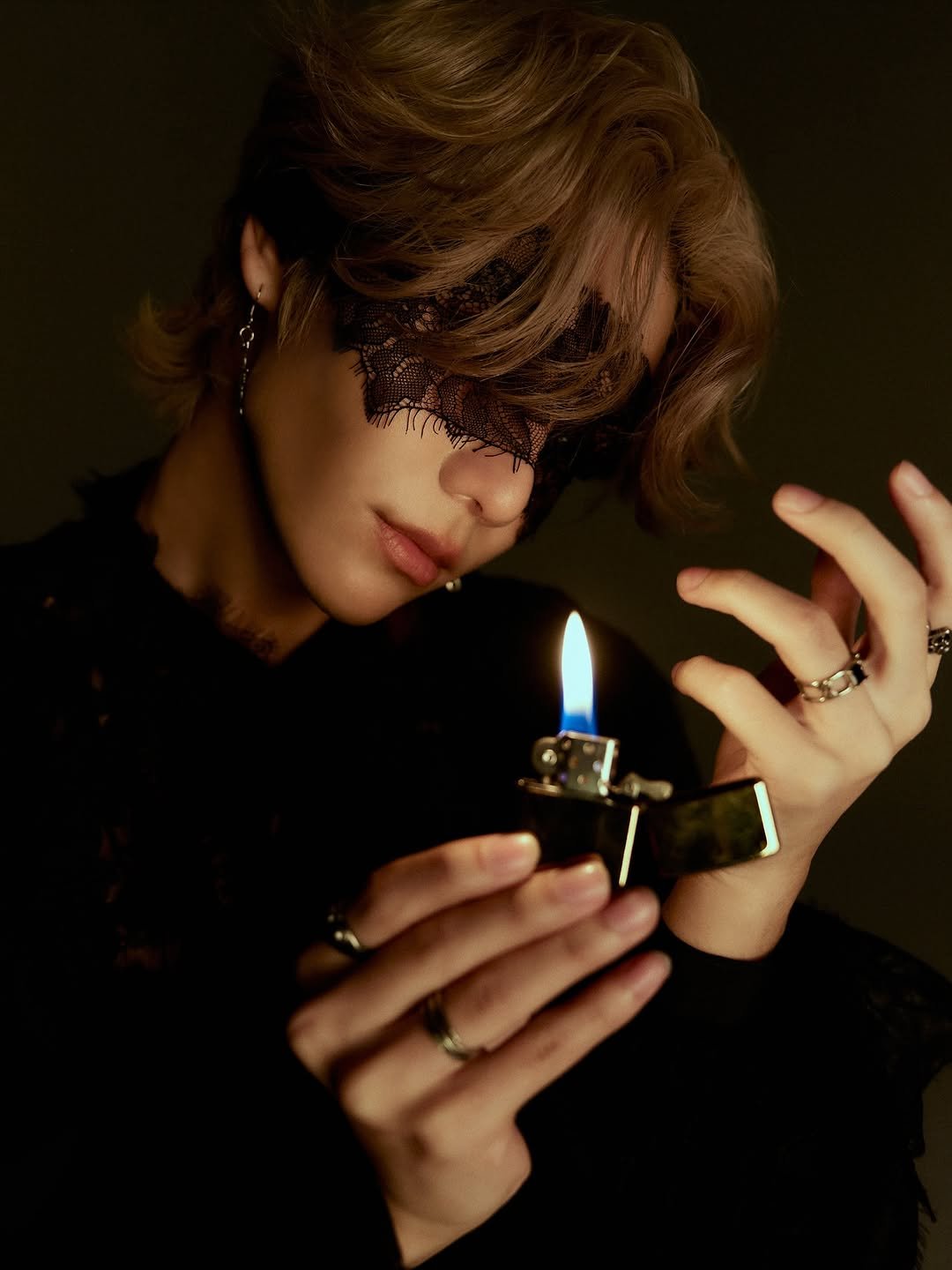 Photo by 𝗝 𝗘 𝗙 𝗙   𝗦 𝗔 𝗧 𝗨 𝗥 (罗杰夫) on November 17, 2025. May be an image of one or more people, makeup, people smoking, lighter, cigarette, bolo tie, candle and text.