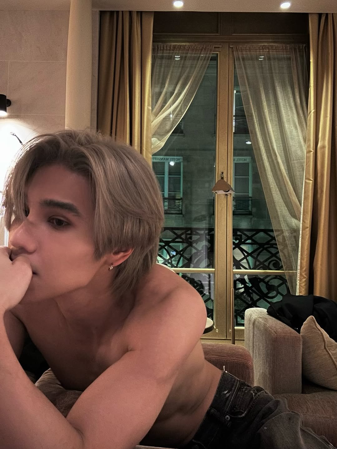 Photo by 𝗝 𝗘 𝗙 𝗙   𝗦 𝗔 𝗧 𝗨 𝗥 (罗杰夫) on January 07, 2026. May be an image of one or more people, blonde hair, bedroom and text.