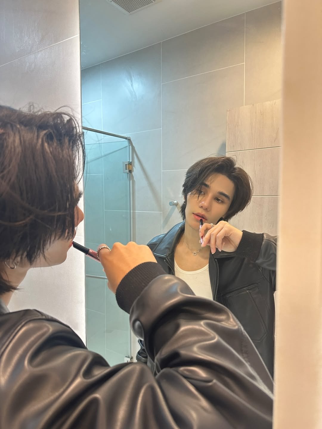 Photo shared by 𝗝 𝗘 𝗙 𝗙   𝗦 𝗔 𝗧 𝗨 𝗥 (罗杰夫) on December 11, 2025 tagging @timephoriath. May be an image of one or more people, hair, toothbrush, mirror and text.