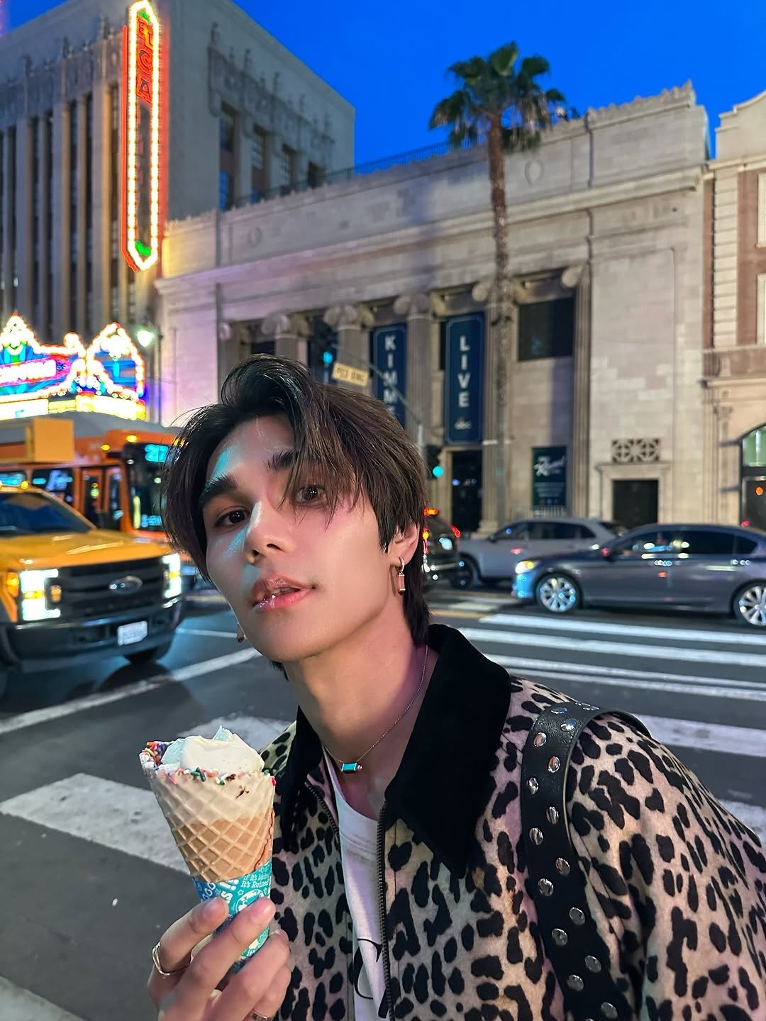 Photo by 𝗝 𝗘 𝗙 𝗙   𝗦 𝗔 𝗧 𝗨 𝗥 (罗杰夫) on April 05, 2026. May be an image of ice cream, gelato, bolo tie and text.