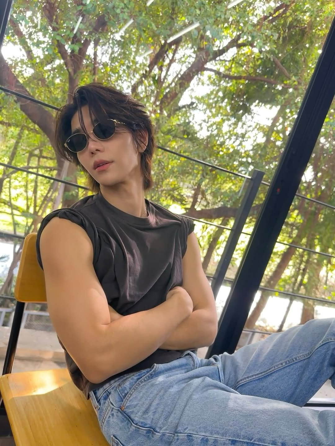 Photo shared by 𝗝 𝗘 𝗙 𝗙   𝗦 𝗔 𝗧 𝗨 𝗥 (罗杰夫) on December 16, 2025 tagging @rayban. May be an image of one or more people, hair, biceps, tanktop, top, outdoors and text.