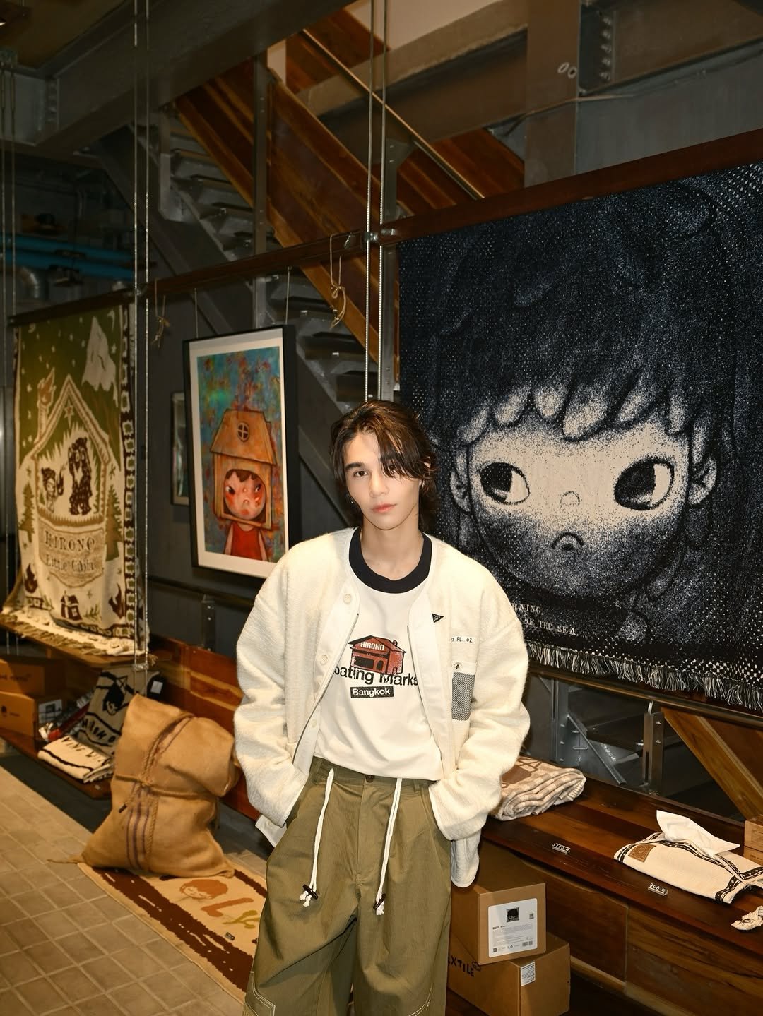 Photo by 𝗝 𝗘 𝗙 𝗙   𝗦 𝗔 𝗧 𝗨 𝗥 (罗杰夫) on December 22, 2025. May be an image of duffle coat, sweatshirt, sweatpants, sportswear and text.