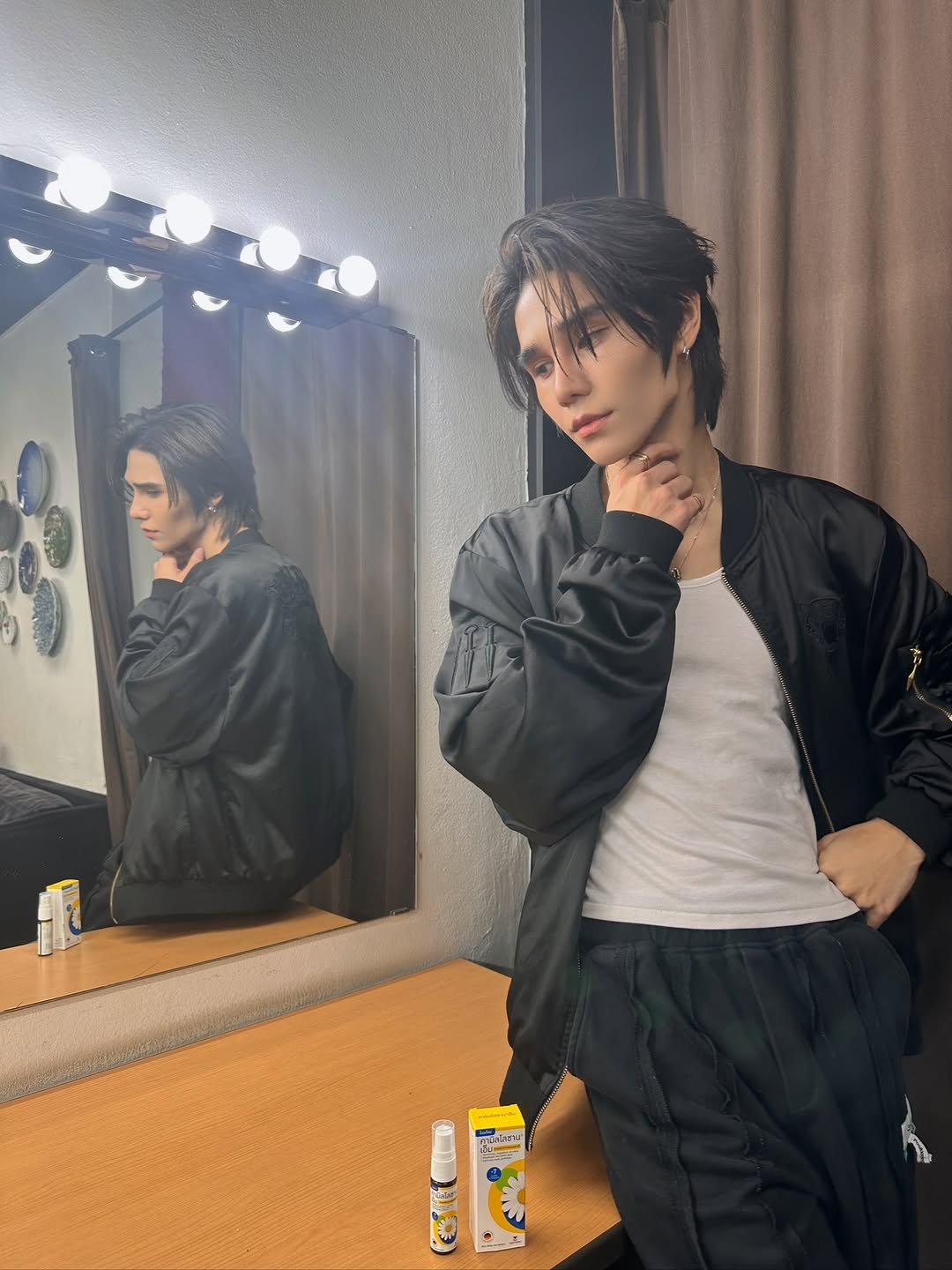 Photo by 𝗝 𝗘 𝗙 𝗙   𝗦 𝗔 𝗧 𝗨 𝗥 (罗杰夫) on November 25, 2025. May be an image of one or more people, bangs, jacket and text.