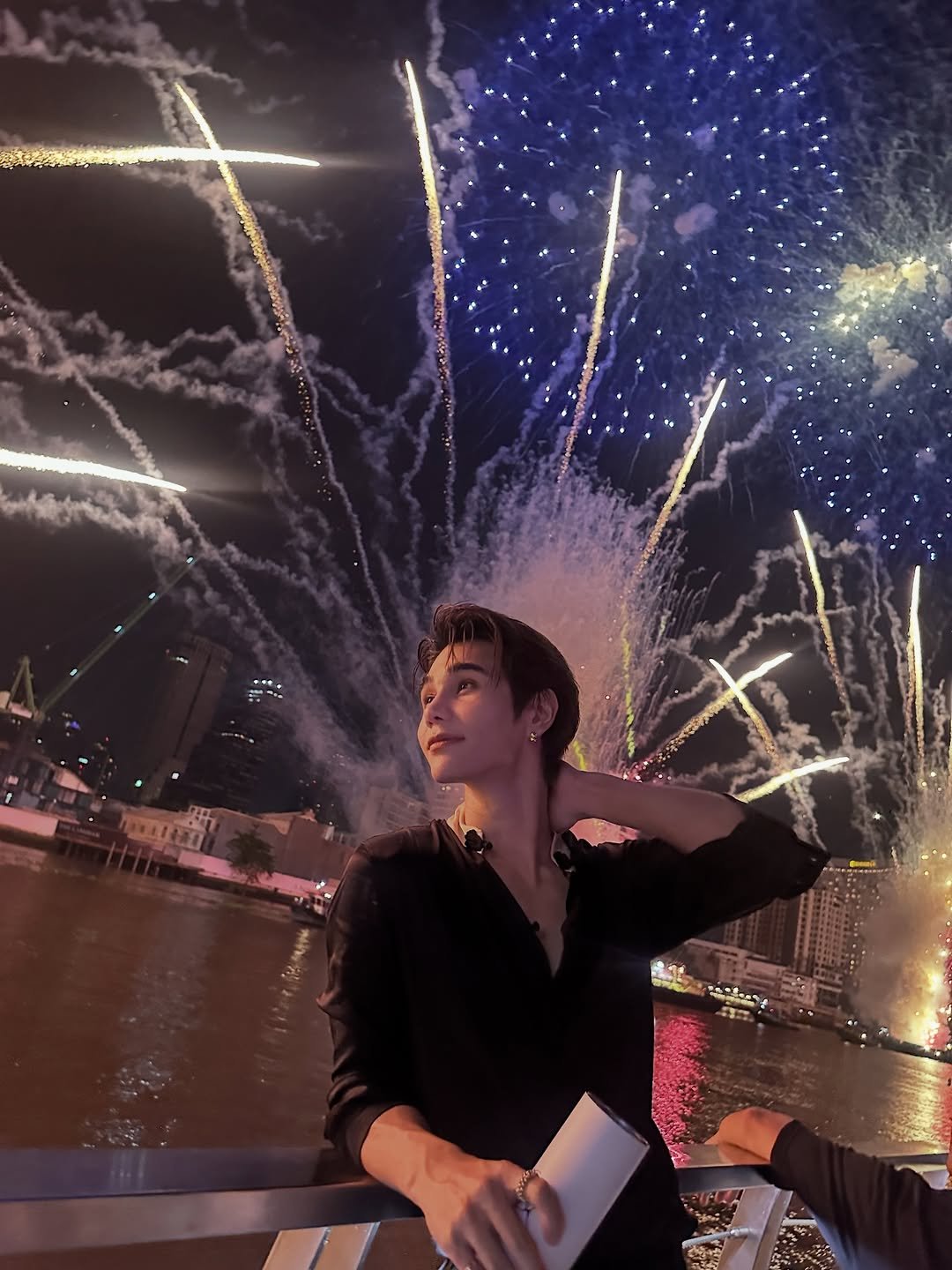 Photo by 𝗝 𝗘 𝗙 𝗙   𝗦 𝗔 𝗧 𝗨 𝗥 (罗杰夫) on December 31, 2025. May be an image of sparkler, fireworks and text.