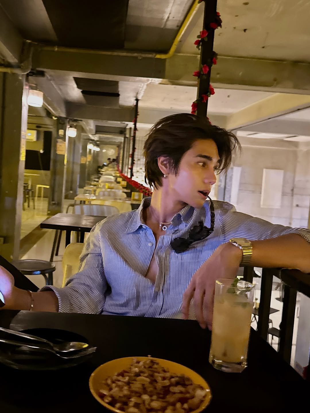 Photo by 𝗝 𝗘 𝗙 𝗙   𝗦 𝗔 𝗧 𝗨 𝗥 (罗杰夫) on February 14, 2026. May be an image of one or more people, hair and text.