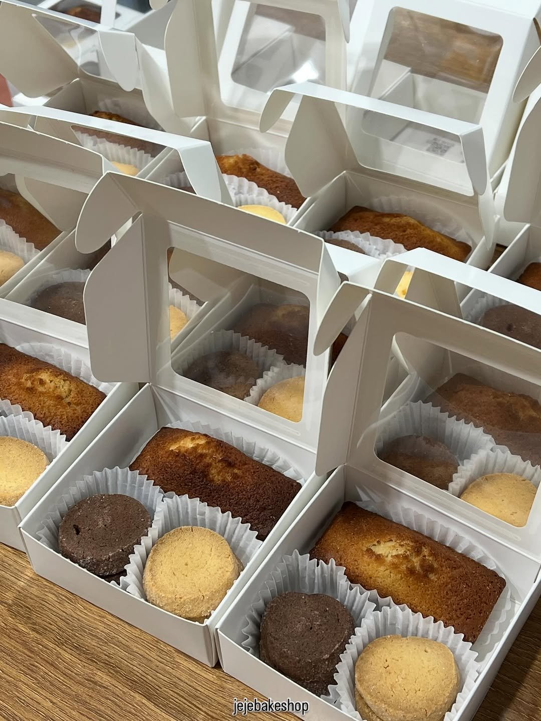Photo by 수원 행궁동 제제과자점 / 쿠키 / 휘낭시에 / 파운드 / 구움과자 / 수원답례품 / 답례품 on December 20, 2025. May be an image of cake, fudge, brownie and text that says '09 ejebakeshop'.