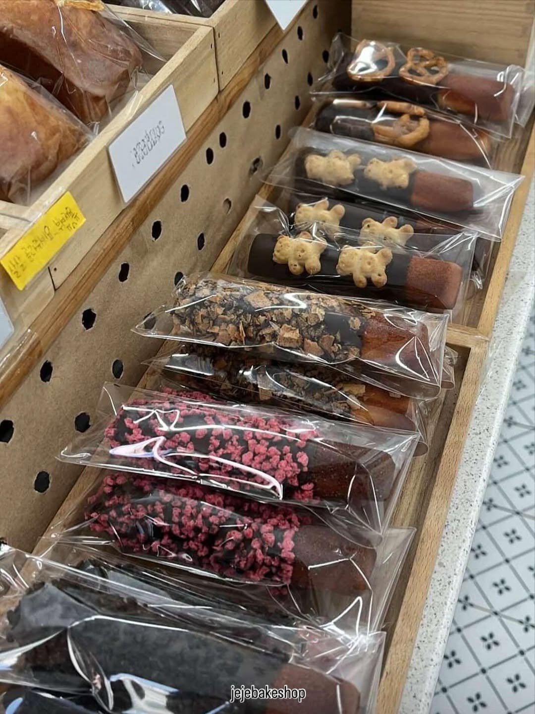 Photo by 수원 행궁동 제제과자점 / 쿠키 / 휘낭시에 / 파운드 / 구움과자 / 수원답례품 / 답례품 in 행궁동. May be an image of gingerbread cookie, eclair and text.