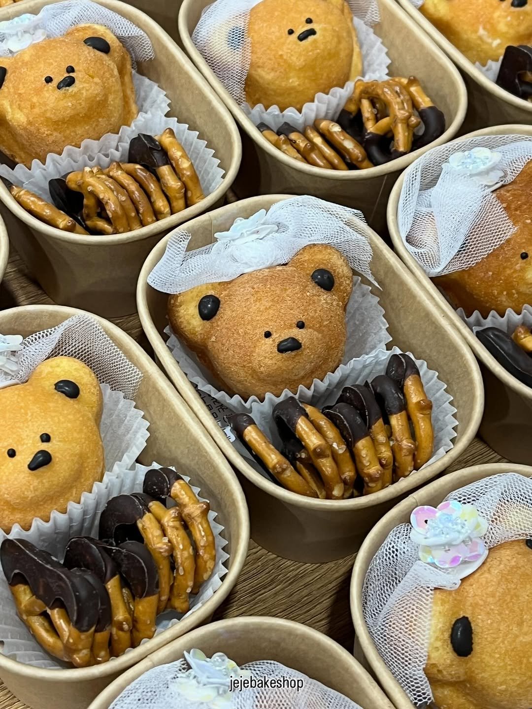Photo by 수원 행궁동 제제과자점 / 쿠키 / 휘낭시에 / 파운드 / 구움과자 / 수원답례품 / 답례품 on December 16, 2025. May be an image of bear, dessert, buns, pretzel and text.