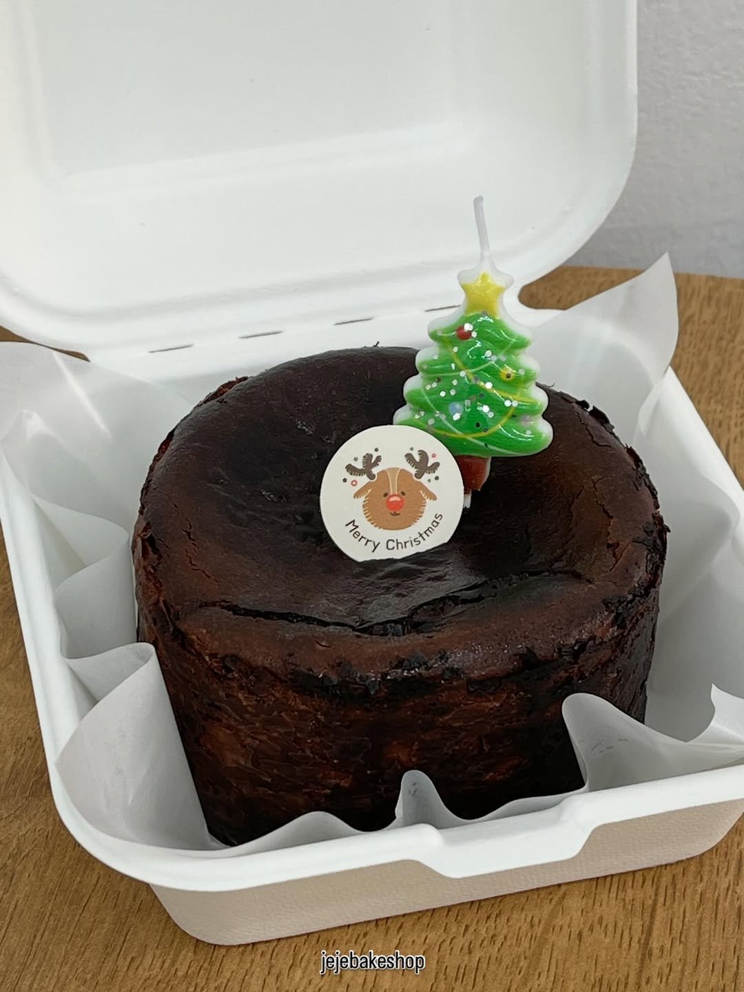 Photo by 수원 행궁동 제제과자점 / 쿠키 / 휘낭시에 / 파운드 / 구움과자 / 수원답례품 / 답례품 in 행궁동. May be an image of ‎cake, fruitcake, gingerbread cookie and ‎text that says '‎به Merry Christinos Christmas jejebakeshop‎'‎‎.