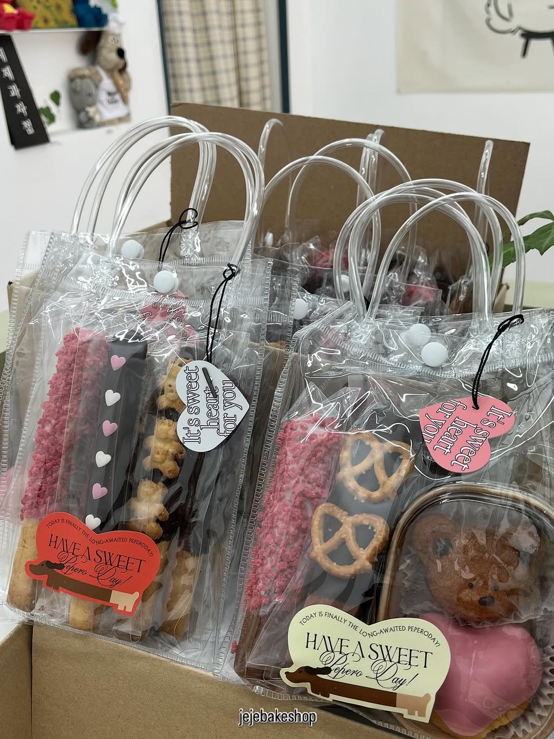 Photo by 수원 행궁동 제제과자점 / 쿠키 / 휘낭시에 / 파운드 / 구움과자 / 수원답례품 / 답례품 in 행궁동. May be an image of dessert, lollipop, hamper, pretzel and text.