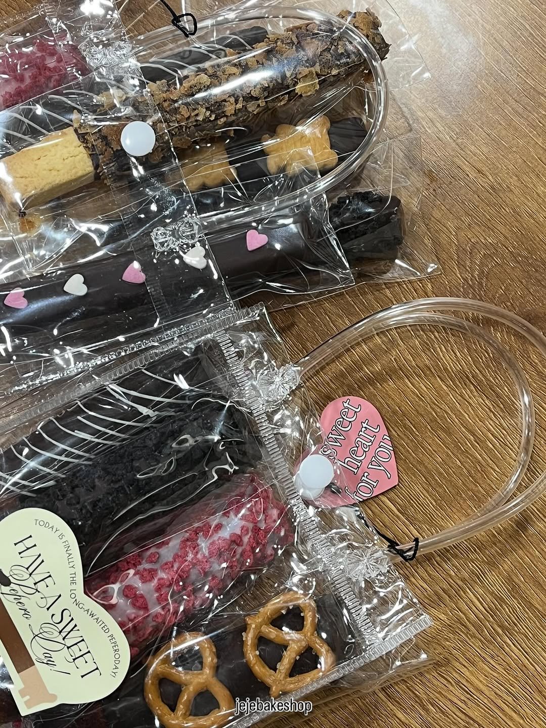 Photo by 수원 행궁동 제제과자점 / 쿠키 / 휘낭시에 / 파운드 / 구움과자 / 수원답례품 / 답례품 in 행궁동. May be an image of ‎napkin ring, pretzel, lollipop and ‎text that says '‎sweet heart VOu ror TODAY RSVIAVH KapaKи ۱ YERn ATIVNI 3H ا au/ SWEET NO WAITED PEPERODAY! jejebakeshop‎'‎‎.