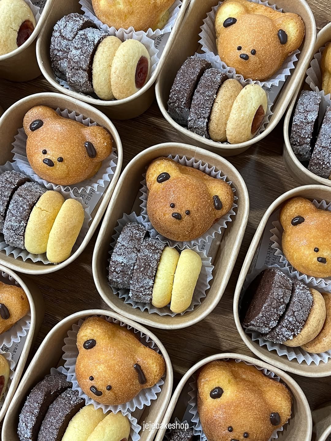 Photo by 수원 행궁동 제제과자점 / 쿠키 / 휘낭시에 / 파운드 / 구움과자 / 수원답례품 / 답례품 on August 16, 2025. May be an image of coconut macaroon, cupcake, pastry, brownie, cookie and text.